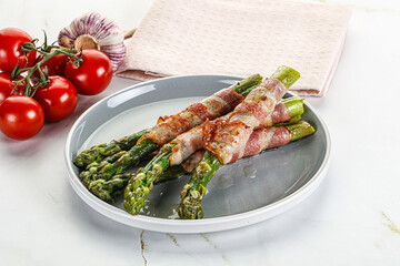 Grilled asparagus with bacon