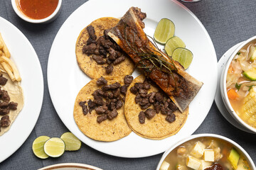 Tacos de carne asada y tuetano