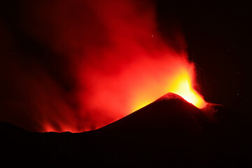 Sicilia, Etna - eruzione panoramica di lava dal cratere durante la notte con sfondo nero © Etna ·REC Attivo