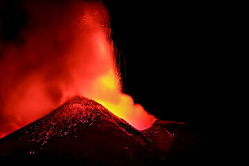  Vulcano Etna in Sicilia - Cratere in eruzione visto di notte in dettaglio in primo piano durante...