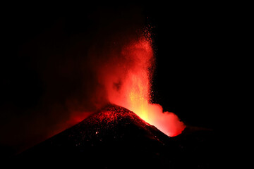 Vulcano Etna in Sicilia - Cratere in eruzione visto di notte in dettaglio in primo piano durante un...