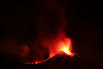 Vulcano Etna durante un eruzione con esplosione di lava dal cratere
