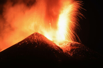 Etna - Esplosione di lava sul vulcano etna dal cratere  durante un eruzione vista di notte