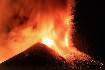 Etna - Esplosione di lava sul vulcano etna dal cratere durante un eruzione vista di notte  © Etna ·REC Attivo