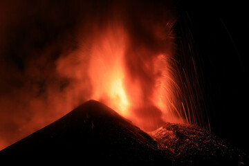 Esplosione di lava intensa  sul vulcano etna dal cratere  durante un eruzione vista di notte