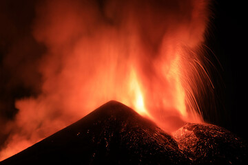 Esplosione di lava intensa  sul vulcano etna dal cratere  durante un eruzione vista di notte