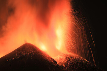Esplosione di lava intensa  sul vulcano etna dal cratere  durante un eruzione vista di notte