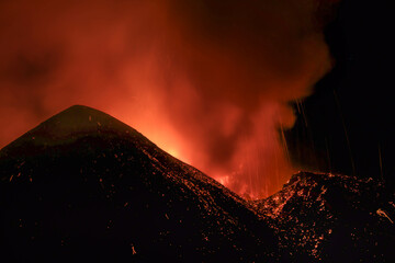Vulcano Etna in Sicilia - Cratere in eruzione visto di notte in dettaglio in primo piano durante un attività vulcanica con esplosioni di lava ad Agosto 2023	