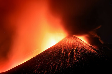Cratere Etna in eruzione in primo piano durante suggestiva notte con lava incandescente ed...