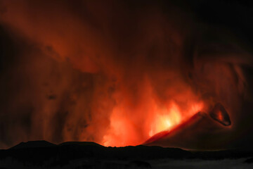 Etna panoramica di notte sul vulcano in eruzione con lava tra cenere gas e vapore nel cielo notturno dal cratere del 13 Agosto 2023	