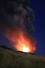 Etna - eruzione di notte con grandi emissioni di cenere nel cielo notturno dal cratere della cima del vulcano del 13 Agosto 2023