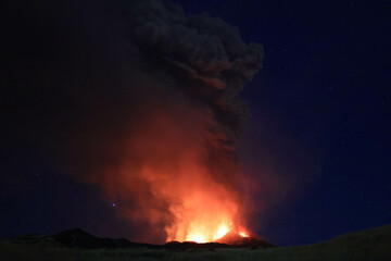 Etna in eruzione di notte con grandi emissioni di cenere nel cielo dal cratere della cima del vulcano del 13 Agosto 2023