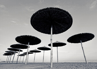 Obraz premium Lonely Greek beach umbrellas