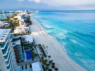 Daylight Bliss: Cancún's Turquoise Beaches and Coastal Hotels