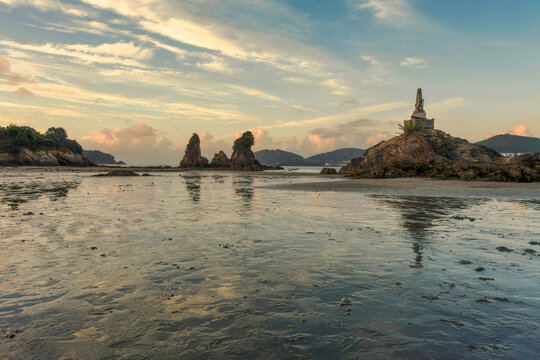 Arrecifes de Os Castelos y monumento de la playa de Covas, Viveiro, Lugo, Galicia, Espa&ntilde;a.