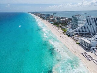 Coastline Panorama: Cancún's Daytime Beach Activities