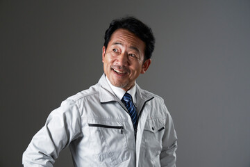 笑顔の作業員のポートレート　黒背景