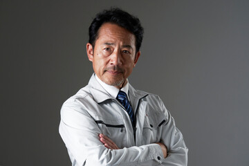 作業員のポートレート　黒背景　カメラ目線