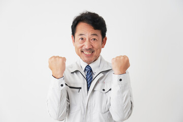 ガッツポーズーをする作業員　白背景