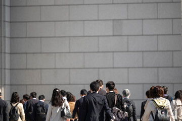 働くビジネスマンたちの後ろ姿　東京