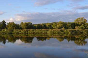 Fototapeta na wymiar Evening landscape by the pond.
