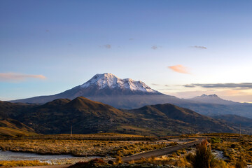 Chimborazo, nevado mas alto de Ecuador, punto mas cercano al sol desde el centro de la tierra, fotografía al amanecer desde la parte alta de la Cordillera de los Andes  - obrazy, fototapety, plakaty