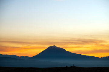 Tungurahua, volcán activo de la cordillera de los andes visto al amanecer 