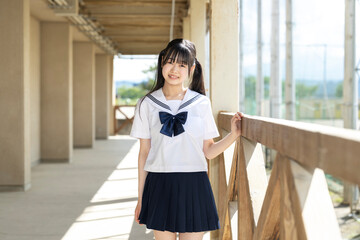 学校の校舎と女子生徒