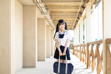 学校の校舎と女子生徒