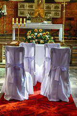 Kościół katolicki z widocznym ołtarzem i krzesłami dla pary młodej. ślub. 