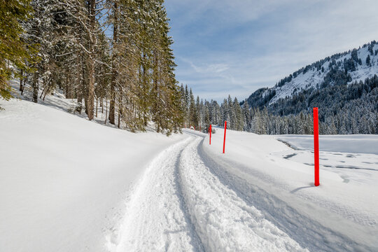Austria, Vorarlberg, Snow-covered trail to Schwarzwasserhutte