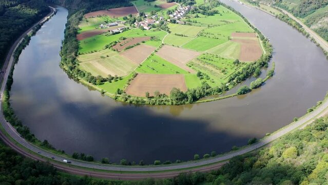 River bend of the Saar. The river winds through the valley and is surrounded by green hills and forests. Serrig, Kastel-Staadt, Taben-Rodt, Rhineland-Palatinate, Germany, Europe