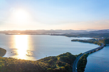 夕暮れの東名高速道路の浜名湖橋と浜名湖（静岡県浜松市）