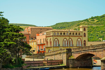 Naklejka premium Bosa, il centro storico del famoso borgo medievale con le sue case colorate, in provincia di Oristano. Sardegna, Italy