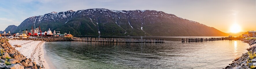 Panoramablick auf norwegischen Fjord im Sonnenuntergang mit Hafen
