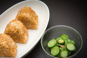 余ったごはんにしょう油で味を付けておにぎりにして、こんがりと焼いた焼きおにぎり