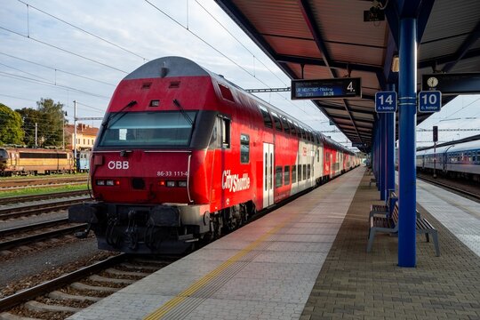 OBB 86-33 111-4 Bombardier CityShuttle train at platform at Breclat train station