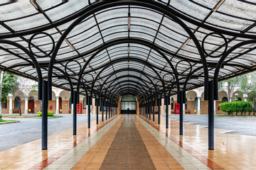 Perspectiva na entrada do colégio Liceu Salesiano em Campinas, São Paulo, Brasil. - obrazy, fototapety, plakaty