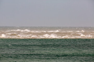 Fototapeta premium Grenen mit Sturmwellen, Ost- und Nordsee treffen aufeinander, Skagen, Dänemark