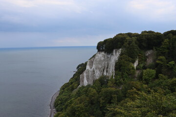 Fototapeta na wymiar View from the white chalk cliffs at the 'Kaiserstuhl' in the Jasmund National Park on the Baltic Sea island of Rügen