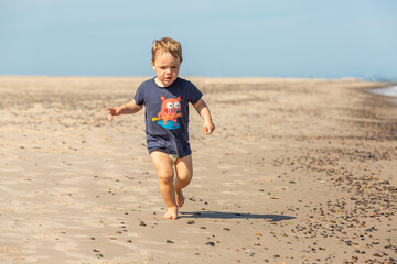 Junge spielt ausgelassen am Strand, Grenen bei Skagen, Dänemark
