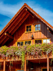 Haus aus Holz mit Blumenschmuck