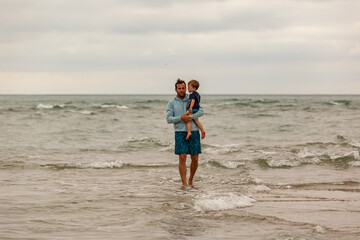 Kleinkind badet zum ersten mal an der Ostsee/Nordsee in Grenen, Skagen, Dänemark