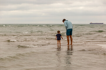Kleinkind badet zum ersten mal an der Ostsee/Nordsee in Grenen, Skagen, Dänemark