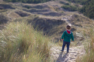 Kleinkind rennt in Dünen, bei Skagen, Dänemark