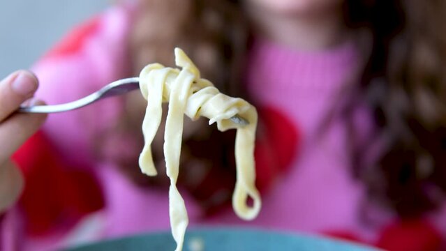 Piatto di deliziosi spaghetti alla carbonara, una tipica ricetta di pasta condita con una salsa a base di uova, pecorino e guanciale, cibo italiano. incompetent girl wraps spaghetti on a fork