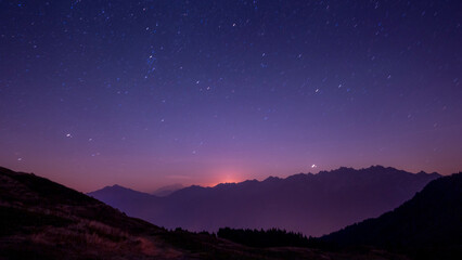 Paysage nocturne dans les Alpes dans le massif de Belledonne avec ciel étoilé et lever de lune - obrazy, fototapety, plakaty