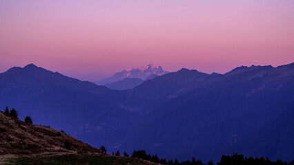 Silhouette de chaîne de montagnes dans le massif de Belledonne en Savoie en France en été au coucher du soleil - obrazy, fototapety, plakaty