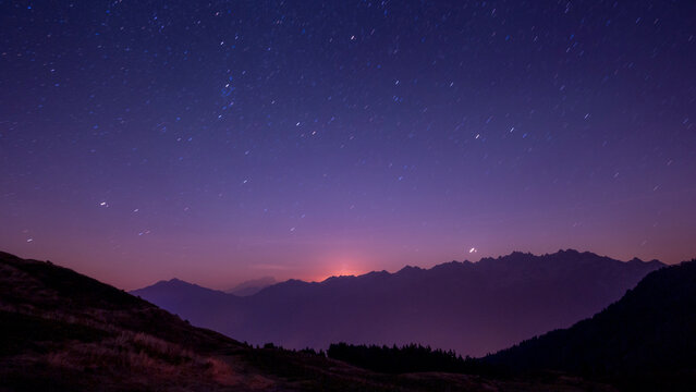 Paysage nocturne dans les Alpes dans le massif de Belledonne avec ciel &eacute;toil&eacute; et lever de lune