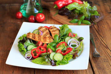 frischer Salat mit Hähnchen